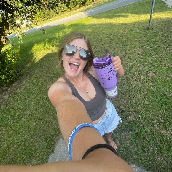 Meet your Posher, Caitlin - Picture 5 of 5